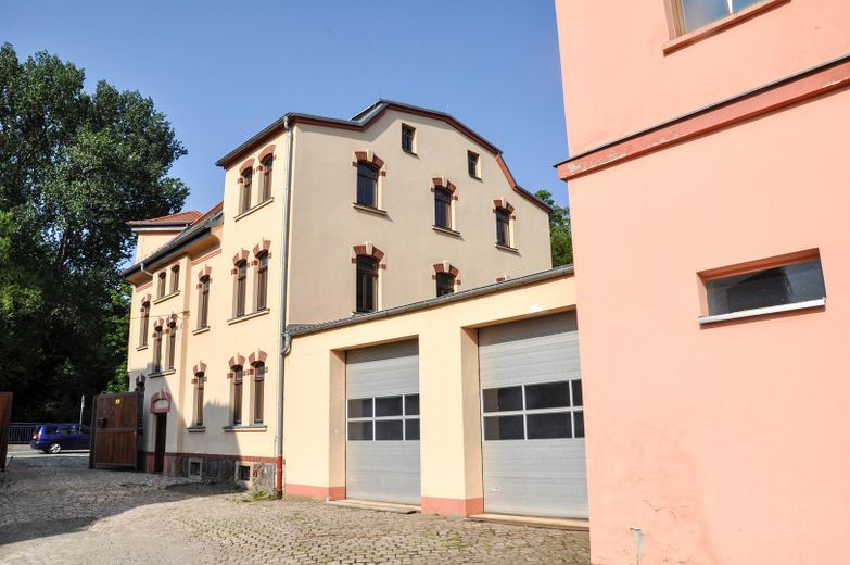 Hof mit weiteren Gebäuden
