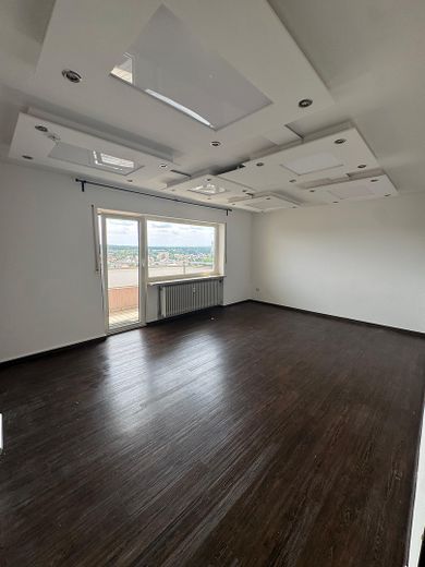 Helle 2-Zimmer-Wohnung mit großer Loggia, Einbauküche und Weitblick – Wohnzimmer