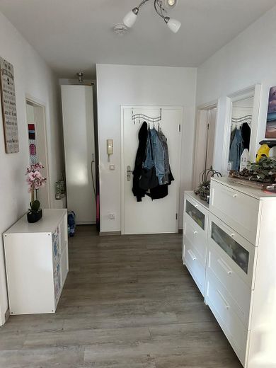 Renovierte 3- Zimmer Erdgeschosswohnung mit EBK in ruhiger Lage in 23974 Neuburg – Flur 
