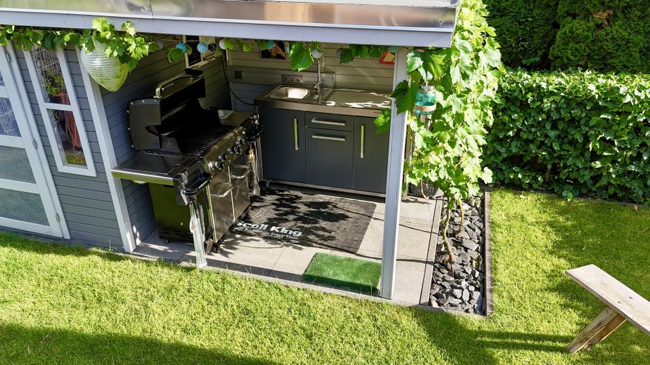 Renoviertes Haus mit Wintergarten, Garage, Werkstatt und Traumgarten - Energieeffizienz Klasse C – Gartenausstattung (opt)