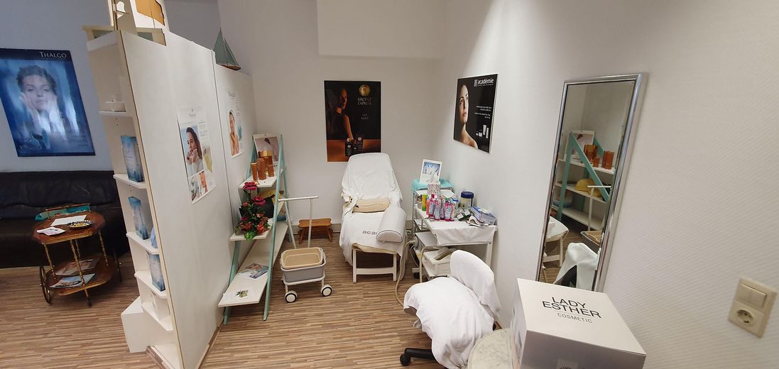 No commission: 65 m² retail space / office / practice near the university – takeover of a cosmetics studio possible! – Hauptraum Foto 3