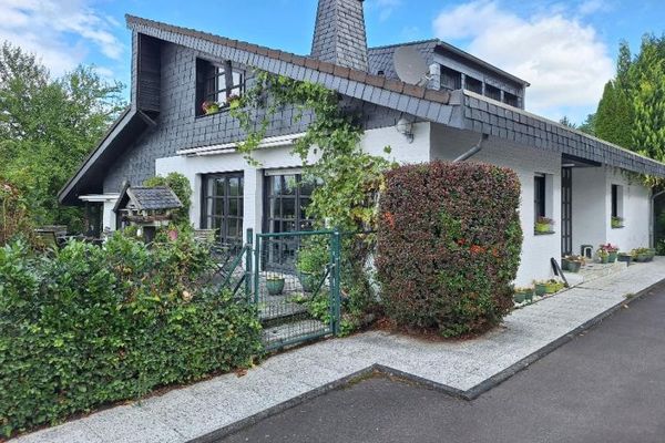 WINDECK - Individuelles Einfamilienhaus mit Einliegerwohnung in ruhiger Ortsrandlage