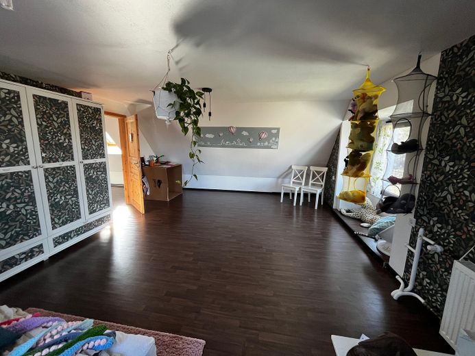 Einfamilienhaus auf 1633 m² Grundstück – Zimmer oben