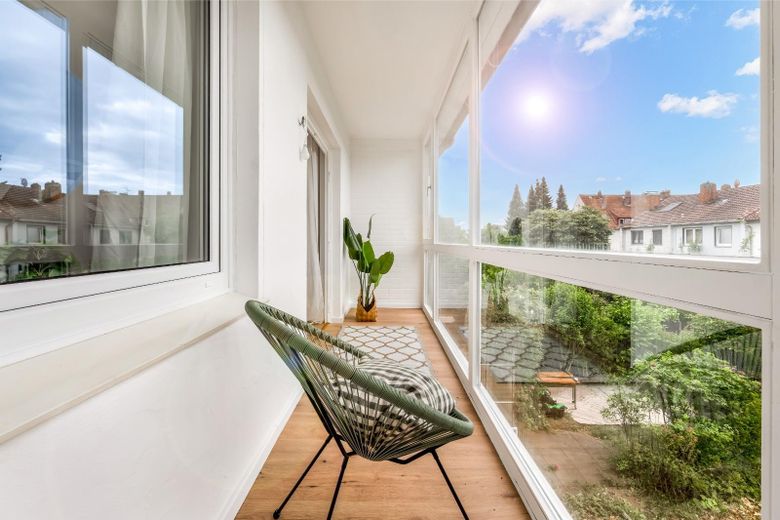 Frisch renoviertes Familienglück mit 5 Zimmern und Garten in Bremen-Vegesack – Schlafzimmer 1 Loggia