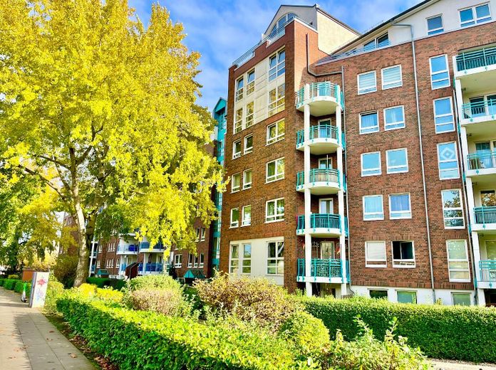 Von Privat, Helle und ruhige 2-Zimmer-Wohnung in Hamburg, mit Balkon ins grüne, inkl. TG-Stellplatz – Außenansicht 1