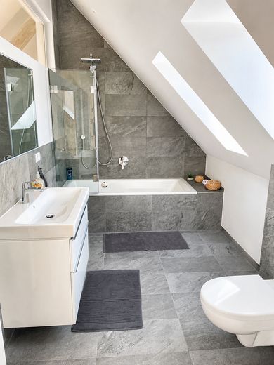 Agenturen & Freelancer aufgepasst! Exklusives Büro in Top Lage! – Badezimmer im DG