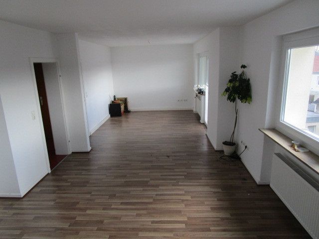 3,5 ZKB Gießen Innenstadt, 4.OG mit Süd-Balkon, und Fernblick – großes Wohnzimmer ca. 35 m²