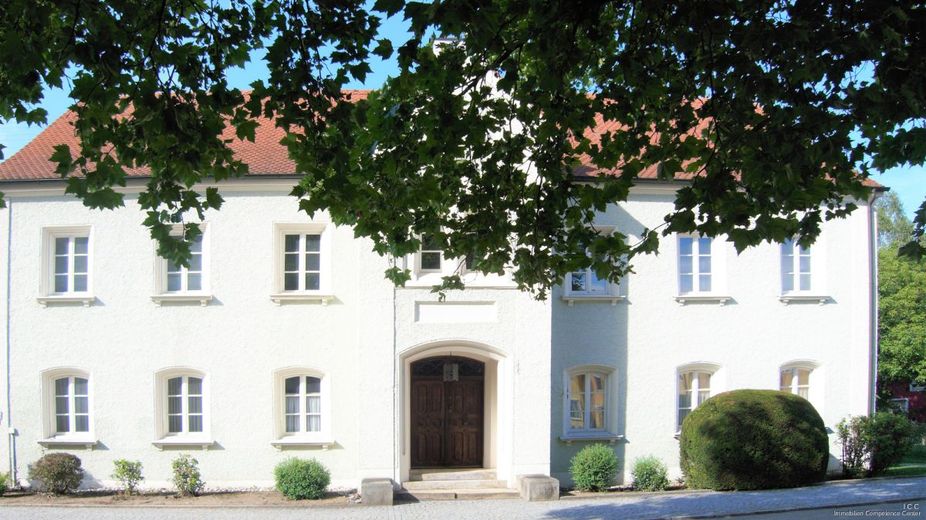 Historisches Sakralgebäude - Mädchenschule
bis zu 10 Wohnungen oder Apartments möglich
Stadthaus in Herzen von Rotthalmünster – Die Vorderansicht auf das imposante Stadthaus