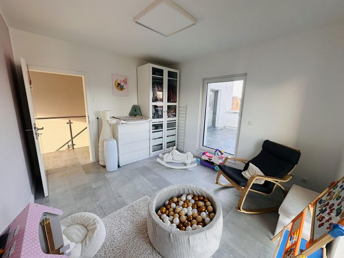 Exklusiv wohnen – moderne Stadtvilla mit Pool und Stil – Foto 26