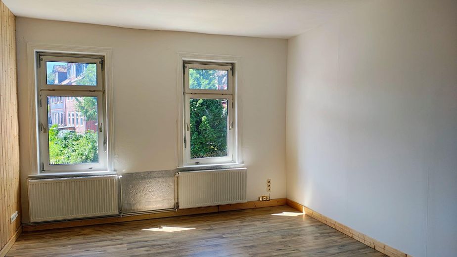 Renovated 4-room apartment with fitted kitchen, 120sqm – Zimmer 1.1