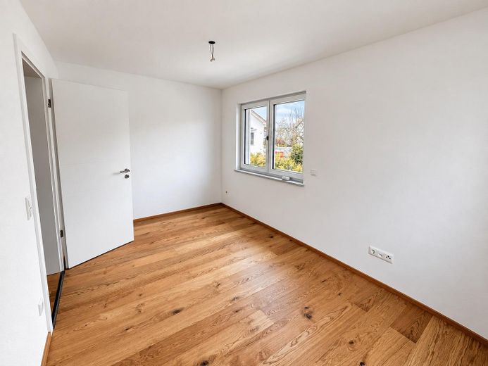 Enerji verimliliği yüksek ev, yapım yılı 2023 (A+, yalnızca 17 kWh), Schwabing-Freimann'da 6 odalı, büyük bahçeli – OG-Zimmer