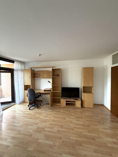 Charmant appartement meublé d’une pièce avec loggia – Büro-Nische