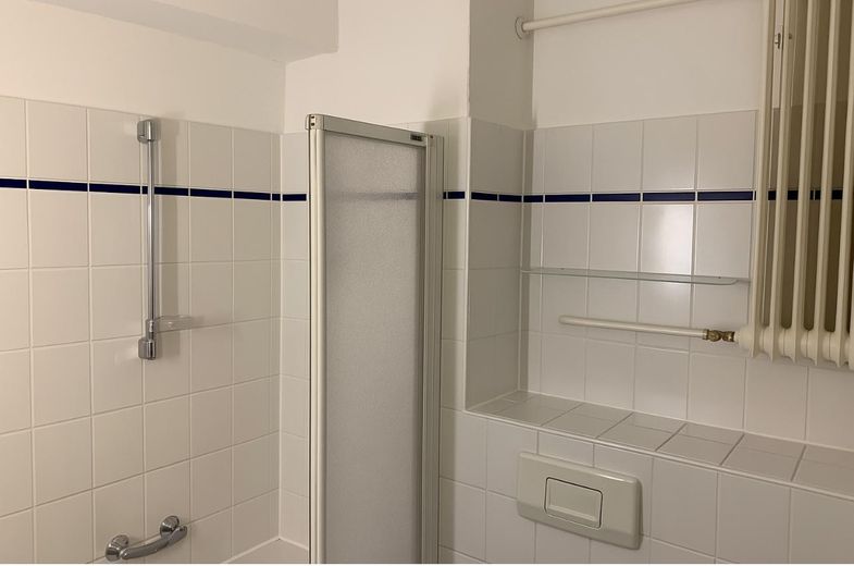 Charmante 1,5-Zimmer-Wohnung mit großer Terrasse in ruhiger Lage – Bad