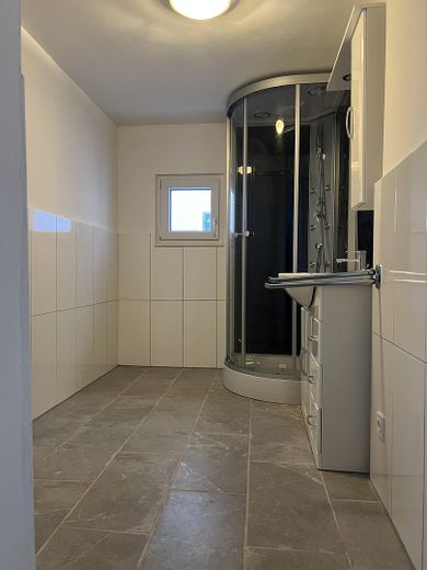 Dom jedno- lub dwurodzinny z pompą ciepła – bez prowizji – – 2 Badezimmer EG