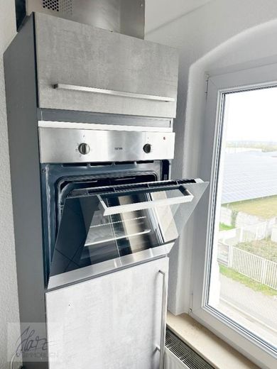 ***VIEL PLATZ &amp; BESONDERER WOHNCHARAKTER - 6-ZIMMER-MAISONETTE MIT KAMIN*** ab demnächst zu vermieten – Küche mit Einbauküche - untere Wohnebene