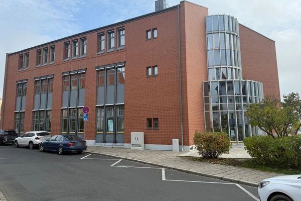 Spazi commerciali in posizione centrale – superf. totale ca. 230 m² – 2° piano – senza barriere con ascensore & garage sotterraneo
