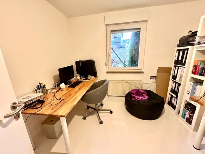Raumwunder: Haus mit 6,5 Zimmern, hochwertiger EBK in Citylage – Arbeitszimmer im EG