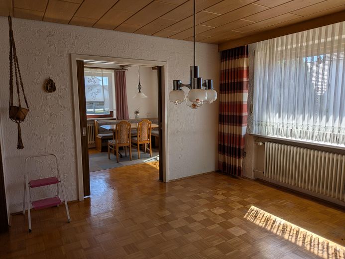 Zweifamilienhaus Schellenbach - selbstbestimmtes und preiswertes Leben auf dem Land – Wohnzimmer mit Esszimmer