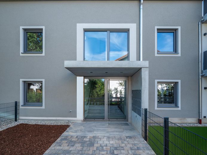 Bezugsfertig: Neubau DG Wohnung mit Balkon + EBK in Parsdorf bei München | KfW-40-QNG - WE 12 – Hauseingang