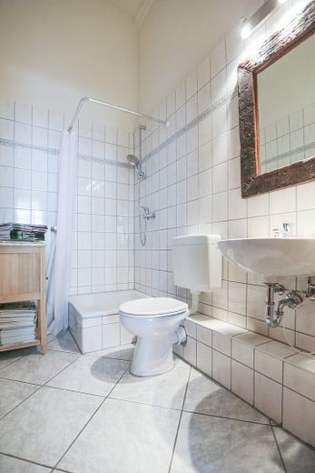 Düsseldorf'ta 2 balkonlu ve ankastre mutfaklı, özel ve hayranlık uyandıran 5 odalı eski bina dairesi – Gästebad mitDusche