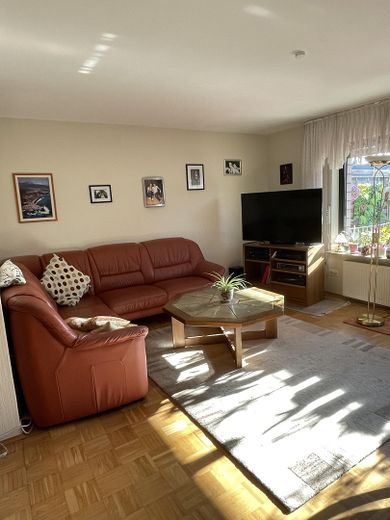 Dużo miejsca dla rodziny – w pełni podpiwniczony dom szeregowy o powierzchni mieszkalnej 146 m² – Wohnzimmer