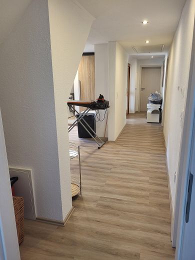 Casa unifamiliar completamente renovada con amplio jardín en una ubicación tranquila y bien comunicada – Flur OG