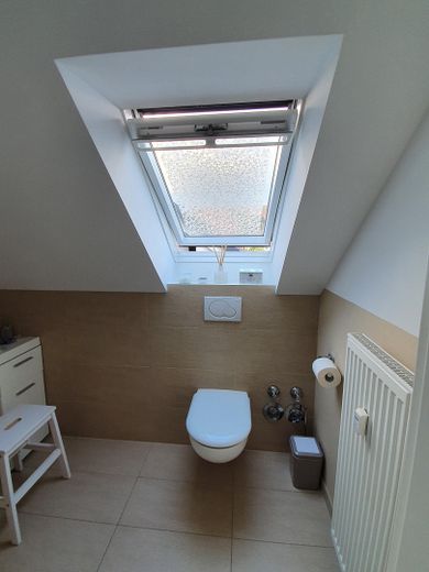 Moderne 3,5 Zi.-DG-Wohnung mit Balkon in toller Lage - von privat – Gäste-WC