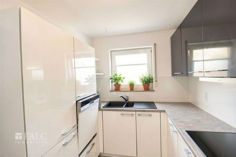 3,5 Zimmer Erdgeschosswohnung mit 2 TG-Stellplätzen in ruhiger Lage – Küche