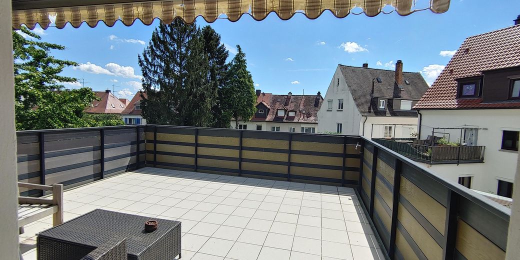 WOW! Lichte en gerenoveerde 1,5-kamerwoning met nieuwe keuken om je thuis te voelen – Südlicher Gemeinschaftsbalkon