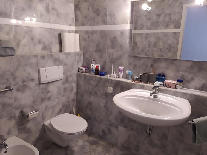 Appartement libre à Bahrenfeld avec ascenseur et grand balcon orienté sud-ouest – Bad_1