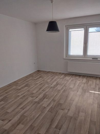 Apartamento de 3 habitaciones en Bln. Biesdorf – Wohnzimmer