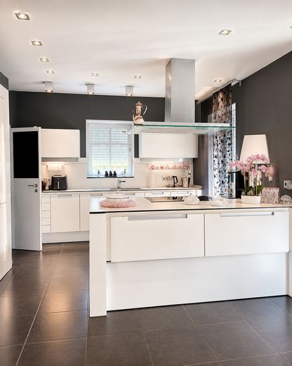 Ekskluzywny dom jednorodzinny z basenem na działce 2.002 m² w pobliżu Trewiru – Luxuriöse Wohnküche