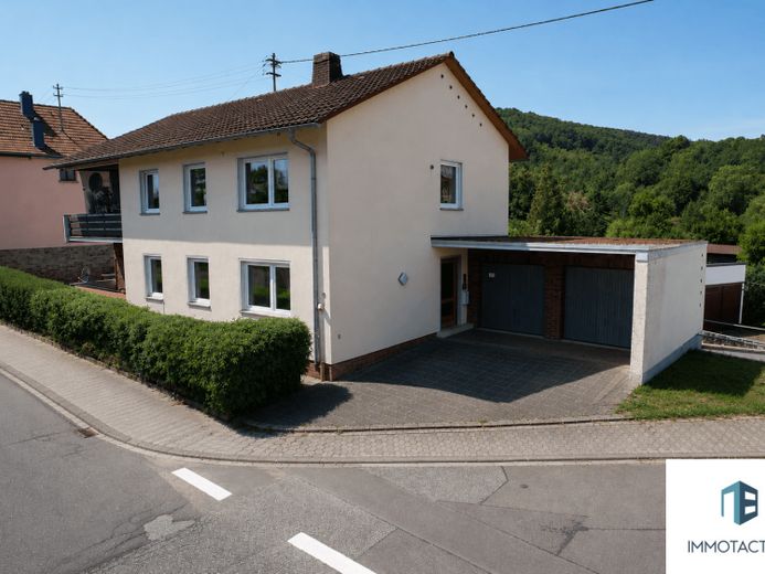 Voll vermietetes 3-Familienhaus mit 3 Garagen, Garten & weiterem Mietpotenzial – Foto 1