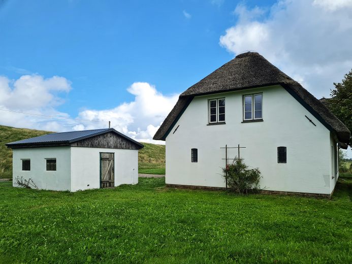 Casa di campagna con tetto di paglia in posizione assolutamente isolata – Haus Westseite