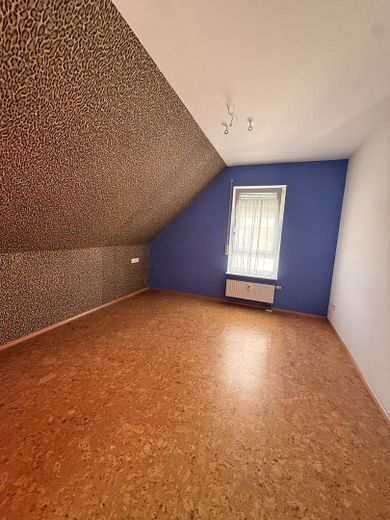 Provisionsfrei: Maisonette mit Hausgefühl, Südbalkon und 2 Tageslichtbädern inkl einem TG-Stellplatz – Kinderzimmer/Schlafzimmer 2.OG