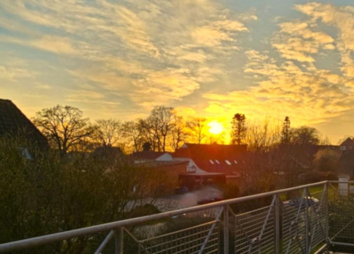 Sunny maisonette apartment in Elstorf - green, quiet and central – Balkon- Abendstimmung