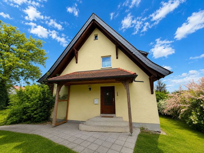 Familientraum mit Paradiesgarten - Schnuckeliges Haus - 5 Zimmer, Terrasse, Doppelgarage, Bestlage! – Hochwertig überdachter Eingangsbereich