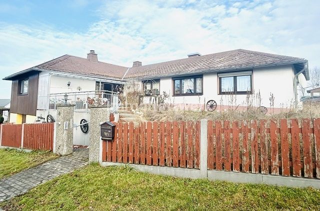 *Ländlicher Bungalow mit viel Potenzial - auf einer Ebene wohnen, naturnah leben* – Ansicht Front