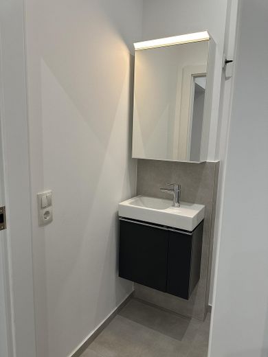 Appartamento al piano terra di 5 locali, cucina componibile, parquet, terrazza e giardino – Gäste-WC
