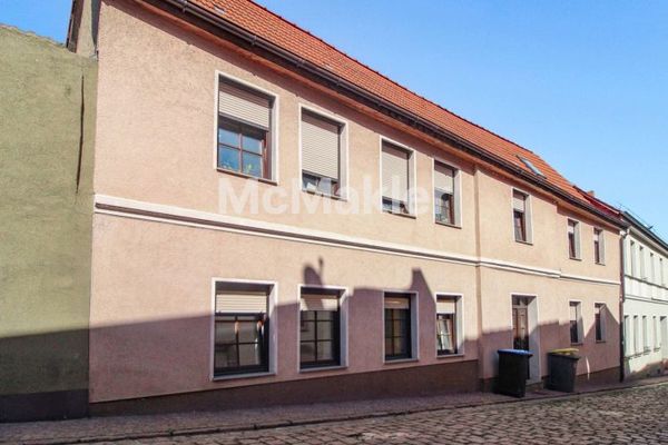 Casa unifamiliar espaciosa con apartamento independiente y jardín de invierno en el casco histórico