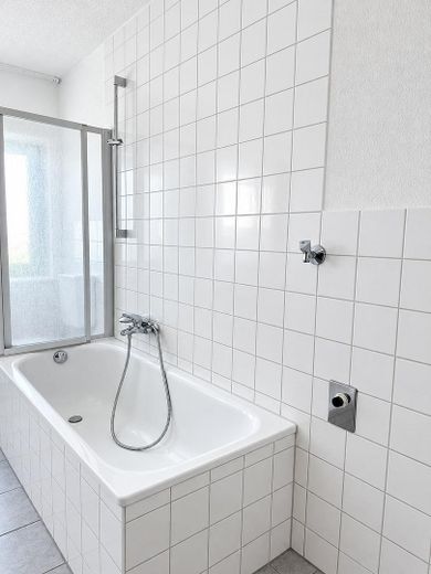 Eerste bewoning na renovatie 2-kamerappartement, met balkon, inbouwkeuken en parkeerplaats in de ondergrondse garage – Badezimmer
