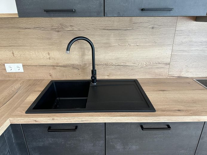 Appartamento al piano terra di 5 locali, cucina componibile, parquet, terrazza e giardino – Moderne Einbauküche
