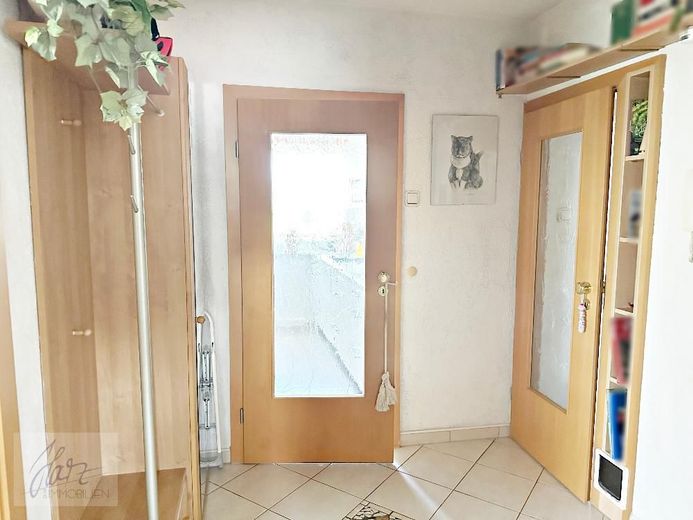 ***AB SOFORT ZU VERKAUFEN --SEHR GEPFLEGTE 3-RAUMWOHNUNG--*** mit Tageslichtbad und Dusche in einer sehr gepflegter Wohneigentumsanlage – Flurbereich mit Blick Richtung Küche und Badezimmer (Verkauf ohne Inventar)