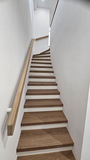 Stilvoll kernsaniert – helle Maisonettewhg m. neuer EBK, Balkon & Terrasse im begehrten Geteviertel – Treppe