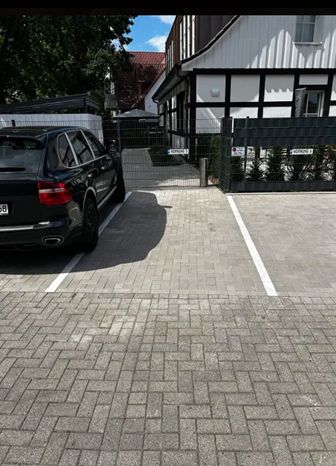 Posti auto nel centro città con richiesta per possibilità di ricarica E – Parkplatz 3