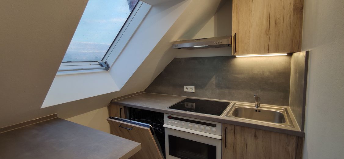 Modernisierte 2-Zimmer Wohnung im 2. OG mit EBK, Balkon, KFZ-Stellplatz und Kellerabteil – Küche mit Backofen 