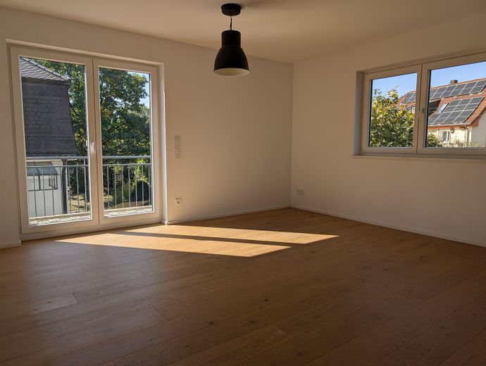 Moderno appartamento di 2 locali con ampio balcone e posto auto in garage sotterraneo a Monaco-Obermenzing – senza commissioni – Wohnbereich 