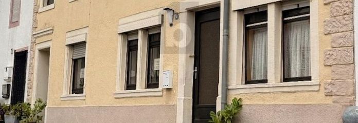 EHEMALIGES WOHN- UND GESCHÄFTSHAUS