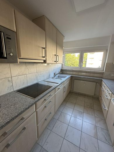 Modernisierte 3-Zimmer-Wohnung mit Balkon und Blick ins Grüne – Küche