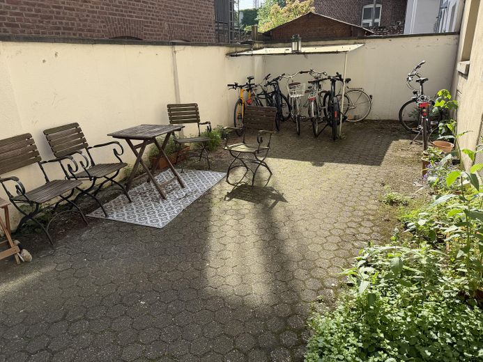Vivir con estilo en el corazón del Barrio Belga: encanto de edificio antiguo y alegría de vivir – Innenhof/ Fahrradstellplatz